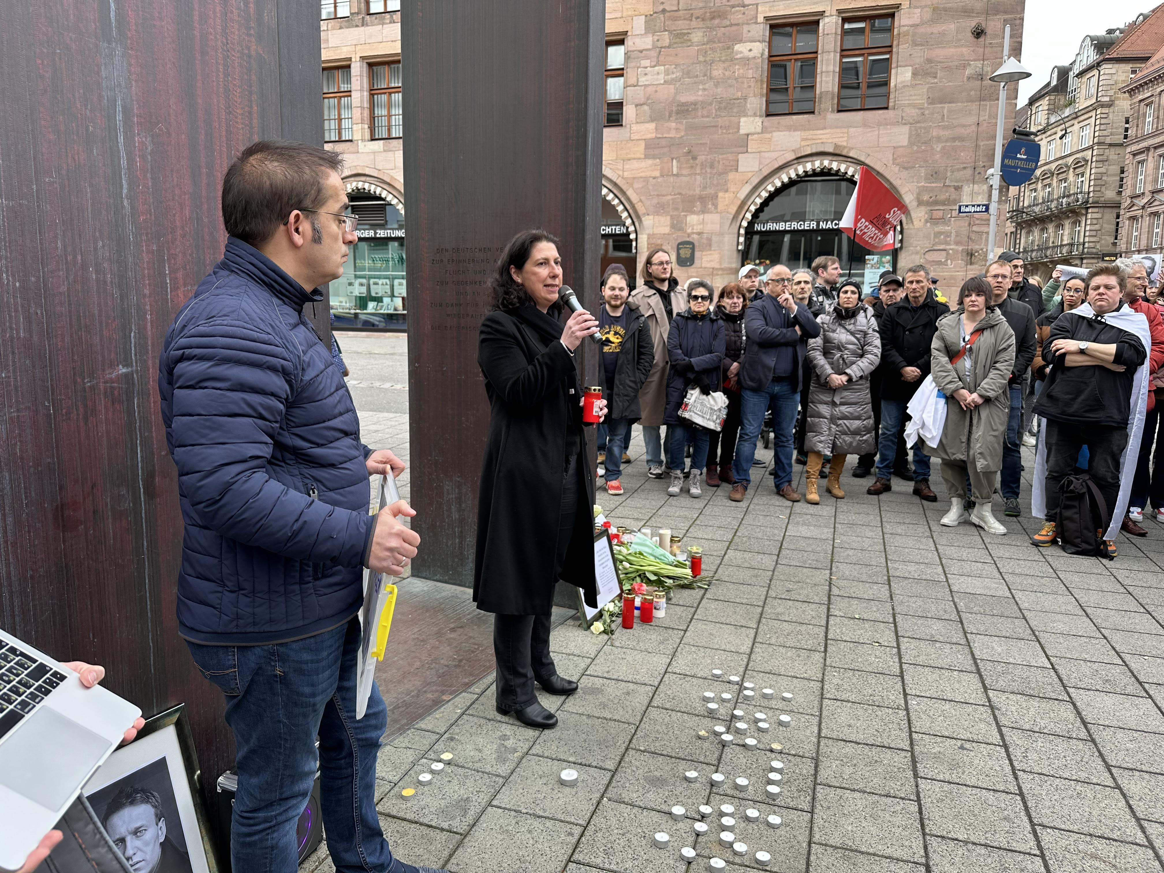 Katja Hessel und Ümit Sormaz bei der Mahnwache