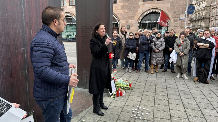 Katja Hessel und Ümit Sormaz bei der Mahnwache