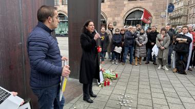 Katja Hessel und Ümit Sormaz bei der Mahnwache